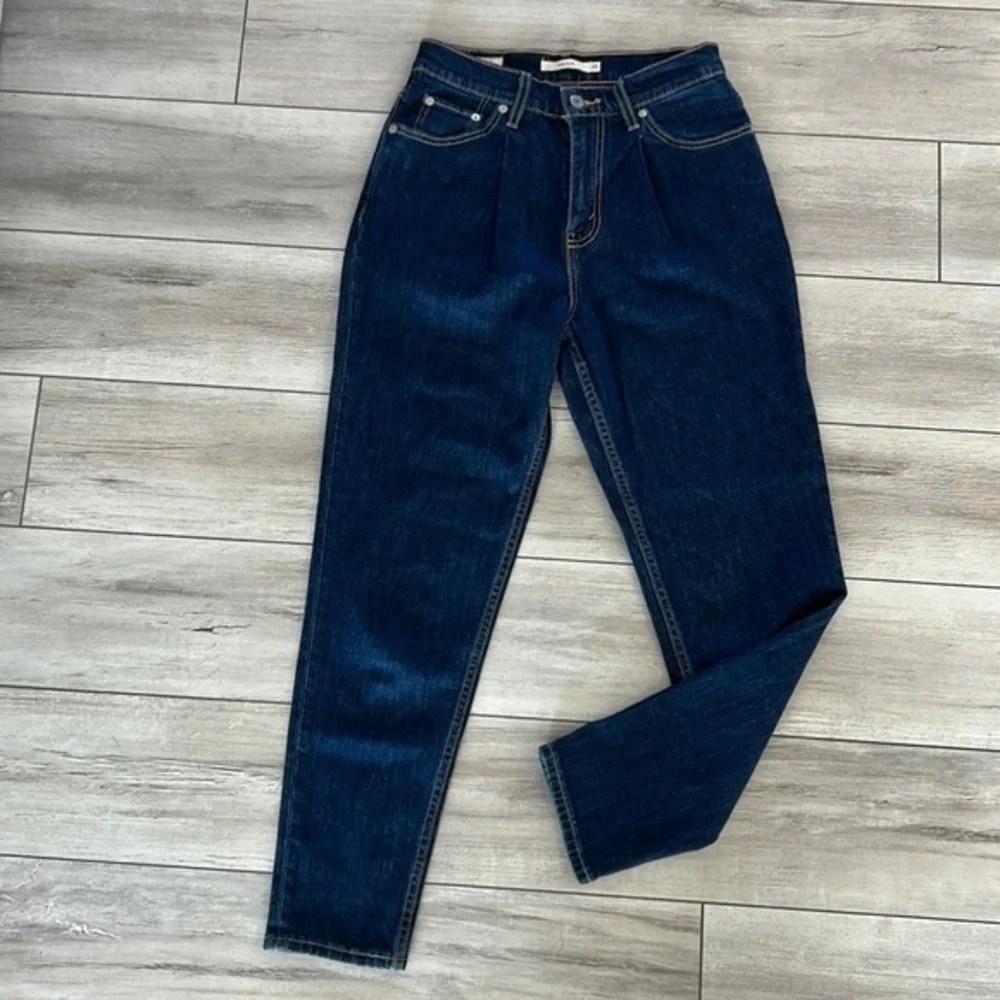 Levi’s premium Italian denim MOM jeans size 25
